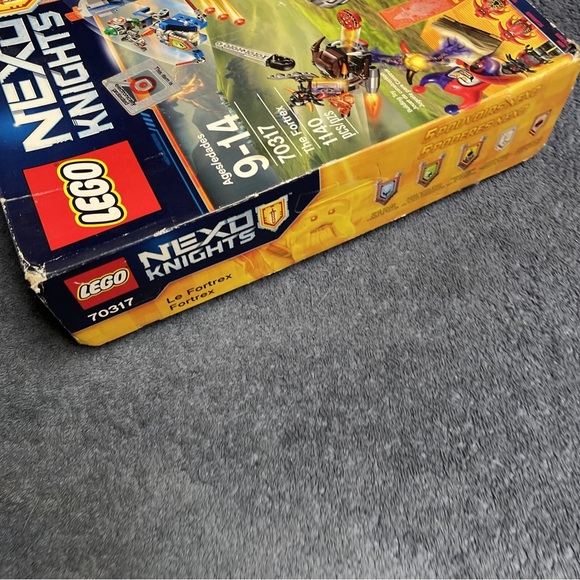 Lego Nexo Knights The Fortrex Set - Blue, Red, Gray - Picture 5 of 6